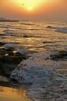 Vacanza (finalmente!) a Creta: dal molo di Hokkini Hani si vedono passare in continuazione a relativamente bassa quota gli aerei che vanno ad atterrare nel vicino aereporto di Heraklion...  bastato poi aspettare il tramonto e una bella onda... che ne dite?