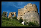 Antiche rovine del Castello dei Duchi di Cantelmo a Popoli (PE)
I ruderi del castello Cantelmo sono circondati da una pittoresca pineta alle pendici del Monte Morrone, non lontano dalle sorgenti del fiume Pescara. La costruzione rientra nella tipologia dei castelli-recinto. Esso fu edificato, a controllo dei territori circostanti, tra il 1000 ed il 1015 per volere del vescovo valvense Tidolfo.