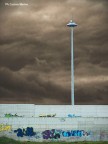 Solitudine, grigiore, sprazzi di colore e un'antenna che ti telecontrolla dall'alto.