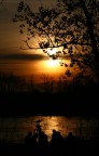 Aspettando il tramonto in riva al fiume...