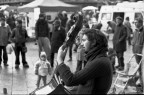 Bassista dei Tolga Trio 
Scattata a Bologna in Piazza Maggiore - Sabato 29 Novembre 2008 Mattina

Bessa R2 - Zeiss ZM Planar 50mm f/2 - Ilford HP5+ 
direi f/2.8 1/500sec
scannerizzata con Epson 4490 a 4800dpi, aggiustata in lightroom (un pelo di contrasto) e ridimensionata.