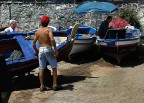 A noi che siamo gente di pianura
Navigatori esperti di citta'
Il mare ci fa sempre un po paura
Per quella idea di troppa liberta'
.
Eppure abbiamo il sale nei capelli
Del mare abbimo le profondita'
E donne infreddolite negli scialli
Che aspettano che cosa non si sa

Gente di mare che se ne va
Dove gli pare, dove non sa
Gente che muore di nostalgia
Ma quando torna dopo un giorno muore
Per la voglia di andare via.Etc tec