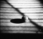 Una palla da bowling abbandonata ... mah.
Holga 6x6 su ilford scaduto da 6 anni.