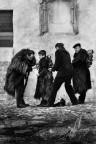 Gli anziani Mamuthones vestono il giovane per sfilare al carnevale di Mamoiada e tramandare l'antico Rito .