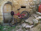 Incisione su un'architrave di una finestra appartenente ad una vecchia masseria abbandonata sulla Majella.