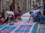 La foto  stata scattata a Civitella Alfedena (parco Nazionale d'Abruzzo) durante la preparazione dell'infiorata, che in realt  fatta con sabbia colorata al posto dei fiori.