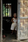 Pentax K100D
DA 18-55 f3,5/5,6

Molta gente ancora oggi in Birmania vive in villaggi di capanne. Le pareti sono costruite intrecciando foglie di banano, il tetto sovrapponendo molti strati di foglie. Le abitazioni sono piccole e spoglie.