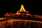 Foto della torre Eiffel dal basso...scritiche e suggerimenti ben accetti