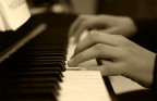 Il suono e la luce di un pezzo antico, scaturiti dalle mani di un pianista in erba...
