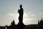 Foto al tramonto su Ponte Carlo alla statua di San Giovanni Nepomouceno.

Critiche e commenti sempre ben accetti.

Saluti

Arturo