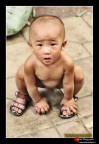 Bambino al mercato di Pechino.