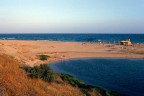 Alba su una spiaggia della sardegna.
Minolta X300s, 28mm 2.8, Fuji Velvia, Croppata.