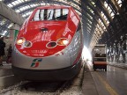 Appena scesi alla stazione di Milano ho notato questo contrasto tra due mezzi ferroviari, diversi per impiego e senza dubbio per dimensioni! :p

Voi che ne pensate? :)