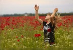 Bambina in un campo di papavari