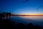 Tramonto sul molo nord di Pescara. E' visibile la c.d. <b>bella addormentata</b>, come veniva appellata da Gabriele D'Annunzio questa suggestiva veduta del Gran Sasso d'Italia dal molo nord del porto di Pescara.