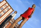 Amburgo - 2 statue giganti dinanzi alla biblioteca pi importante della citt