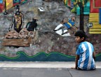Immagine scattata in un campetto di calcio in cemento al quartiere de La Boca, Buenos Aires (AR)