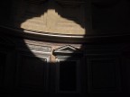 La foto  stata scattata all'interno del Pantheon a Roma.

Dati scatto:
fotocamera Olympus E-pl1
esposizione 1/500 f5.6
iso 100
lunghezza focale 42 mm (equivalente a circa 85 in 35mm)