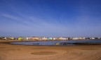 Ansa nella spiaggia di Caorle in una bella giornata invernale.