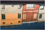 a Comacchio l'acqua  elemento dominante e cos anche le case specchiate nei canali sembrano pi vere di quelle reali, in un'atmsfera sognante.
Non sono un mito con photoshop perci la foto  praticamente al naturale, come scattata: 1/500  f/4.0 ISO 400 Tamron 17-50 a 29 mm