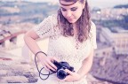 Mia sorella con un pezzo di storia tra le mani :)
Nikon D7000+35mm f/1.8 - modificata con photoshop (cercavo colori "effetto pellicola")
Che ne dite?