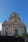 Ecco la foto classica.

Qui ho inquadrato solo la chiesa l'inquadratura  dal basso perch, come si vede dalla foto, la chiesa  in cima ad una scalinata chiusa da un inferriata (e quindi inaccessibile).

Non ho volutamente corretto le linee cadenti per accentuare la "maestosit"

I dati di scatto:
ISO 100
f/11
1/100
18mm