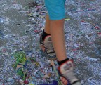 Mi piacevano tutti quei coriandoli a terra e quei passi che calpestano la fine della festa (icolori delle scarpe che richiamano quelli dei pezzetti di carta)
