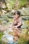 Angelica che si ammira specchiandosi nell'acqua di un torrente e come per magia il riflesso diventa un quadro dipinto con pennellate di colori estivi ...