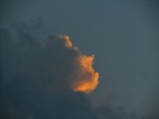 si vede il profilo di un uomo tra le nuvole al tramonto