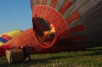 Un uomo che lotta con l'enorme balena del cielo.