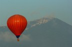 Un pallone rosso rompe la monotonia azzurra dell'orizzonte