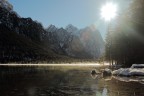 alba sulle rive del lago di dobbiaco