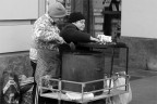 Due simpatiche signore, in piazza Castello, a vendere caldarroste..
Cosa ve ne pare di questo scatto?