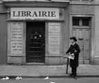 Ebreo francese nel quartiere ebraico di Parigi che professa la propria religione
