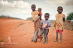 Bambini in Kenya.

L'intero reportage in kenya: 
http://www.flickr.com/photos/walterlocascio/sets/72157635977319024/