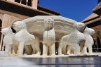 Fontana dei Leoni composta da dodici leoni in marmo che reggono una vasca dodecagonale.
