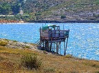 Un caratteristico trabucco sulla scogliera di Peschici, Gargano - PUGLIA