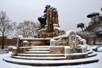 La foto ritrae la fontana delle anfore situata nel quartiere romano di Testaccio. E' stata scattata durante la nevicata del febbraio 2012.