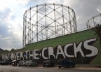 Ho realizzato questa foto a Roma nel quartiere Ostiense. Vi  raffigurato uno dei murales che vi sono stati realizzati alcuni anni fa. Sullo sfondo compare l'edificio del gazometro, tipico esempio di archeologia industriale. Purtroppo per fotografare il murales in tutta la sua estensione non ho potuto escludere le auto parcheggiate e l'unico punto per fotografare l'intera superficie dipinta era quello da me utilizzato.