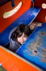 La mia piccola Giorgia mentre giocava in un parco a Bologna si  infilata dentro questa casetta coloratissima. La luce mi intrigava. Clic.
Voi che ne pensate del risultato? :)
