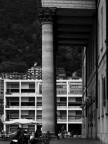 La "casa del fascio" di Giuseppe Terragni a Como, attraverso il colonnato del Teatro Sociale
