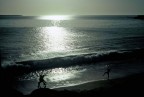 Bambini Senegalesi che giocano in riva al mare.