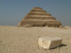 LA PIRAMIDE DI SAKARA (CAIRO) SI ERGE DAL TERRENO SABBIOSO