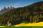 La suggestiva chiesa barocca di S. Giovanni in Ranui ripresa tra i silenzi di un'alba e subito dopo inondata dai primi raggi di sole. 
Sullo sfondo il gruppo delle Odle. (Val di Funes, Dolomiti).