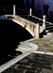 Ho bussato alle pietre del ponte per svegliare le voci..... e, andai a raccogliere immagini.
Mormorii di pietre, rumori di fatica e una voglia di donne che mai aveva sentito prostrazione.
Venezia nasceva con passaggi di ponti, le pietre e sofferenza.
 Desiderio di pace e promesse di guerra, la giusta divisione fra una terra e l'altra, svaniva nell'infinita brama di libert.