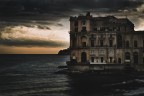 Napoli uggiosa, nuvolosa, a volte cupa, misteriosa. Bellissima!

Nikon D7000 + 50mm f1.8g, RAW.