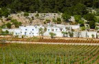 Uno scorcio di un insediamento rurale nella Murgia del Sud Barese nelle vicinanze di Alberobello