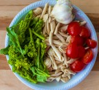 Tutto pronto per un primo piatto tutto barese .... 
orecchiette con le cime di rapa