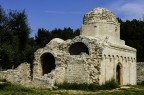 La chiesa di Santa Maria di Costantinopoli risale al XIV secolo ed  formata da due costruzioni affiancate di base rettangolare, con volta a botte ogivale. Sono presenti degli affreschi di scuola senese molto deteriorati.
La chiesa di San Felice (erroneamente attribuita in passato a San Pietro) costituisce un meraviglioso esempio dell'arte romanico-pugliese dell'XI secolo. Fonde elementi architettonici d'oltralpe, bizantini ed arabi: ha pianta a croce e cupola a tamburo ottagonale.