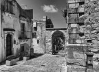 Arco dell'Annunziata  una delle porte della cinta muraria di Chiaramonte, chiamata fino al XVIII secolo "Porta di la Chaza" perch confinava con la prima piazza del paese, oggi in parte scomparsa